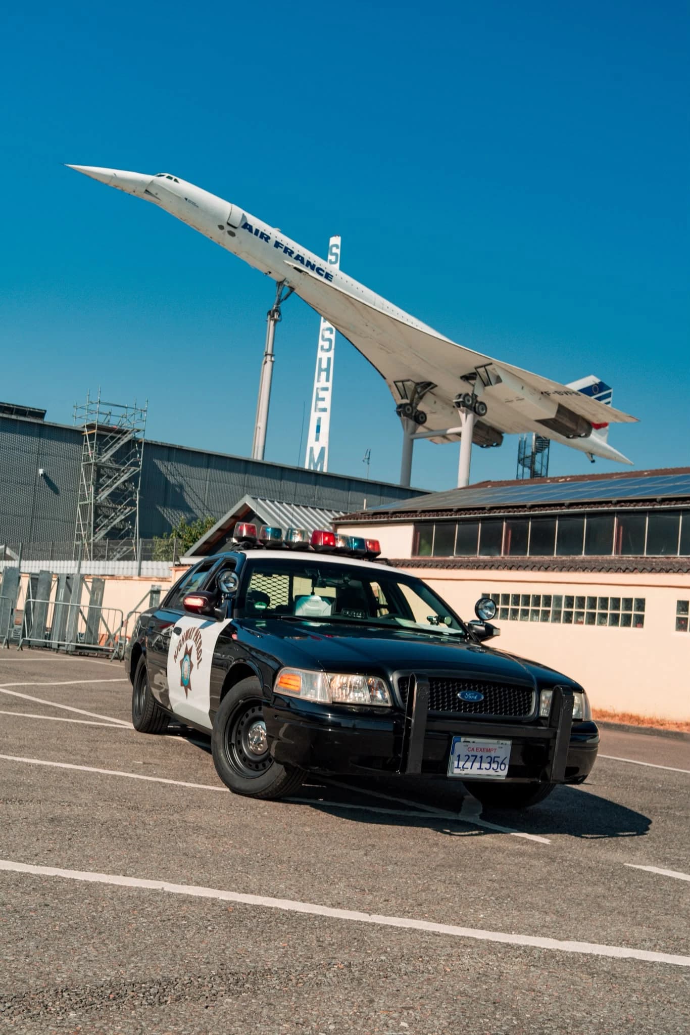 Dunkle Limousine vor einem ausgestellten Flugzeug